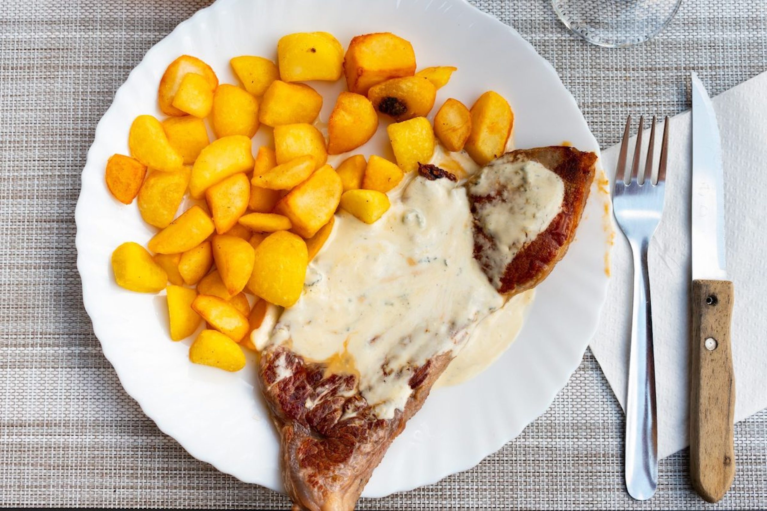 FILETITOS DE TERNERA CON PATATAS FRITAS Y SALSA ROQUEFORT